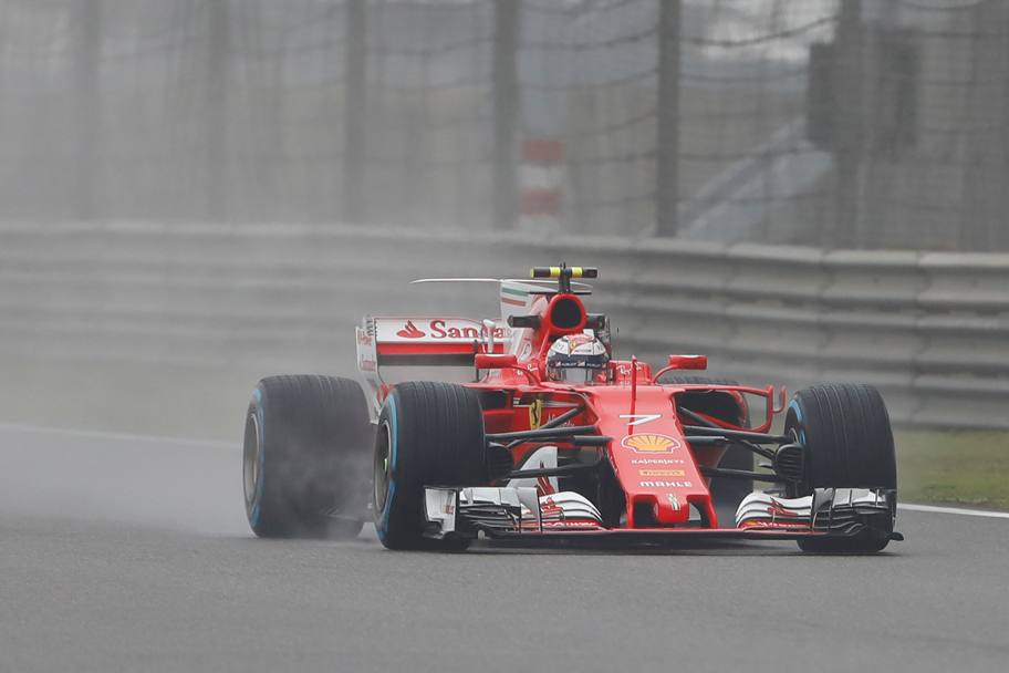 Il giro di installazione di Kimi Raikkonen con la Ferrari nella prima sessione. Reuters
